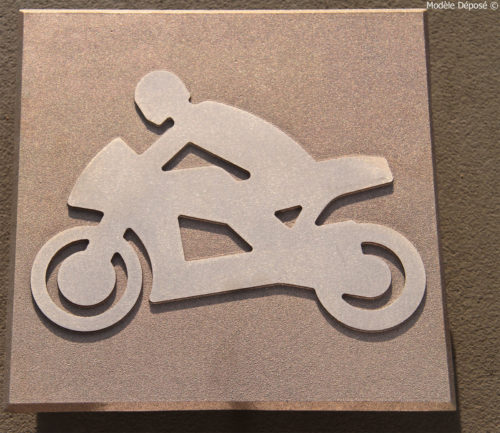 Dalle Bronze Logo MOTO© 300x300